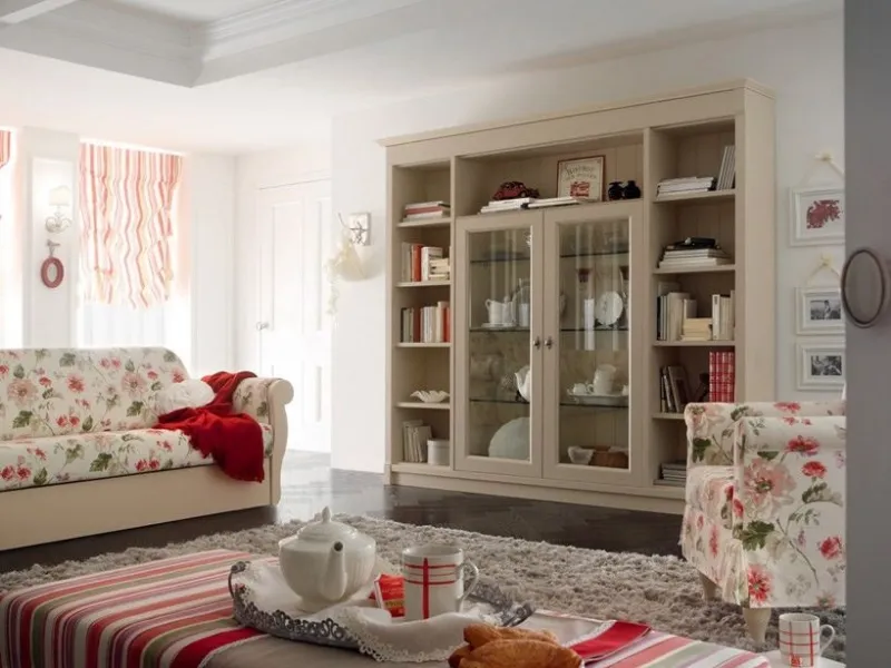 La libreria classica a parete in legno della collezione Romantic Light di Callesella
