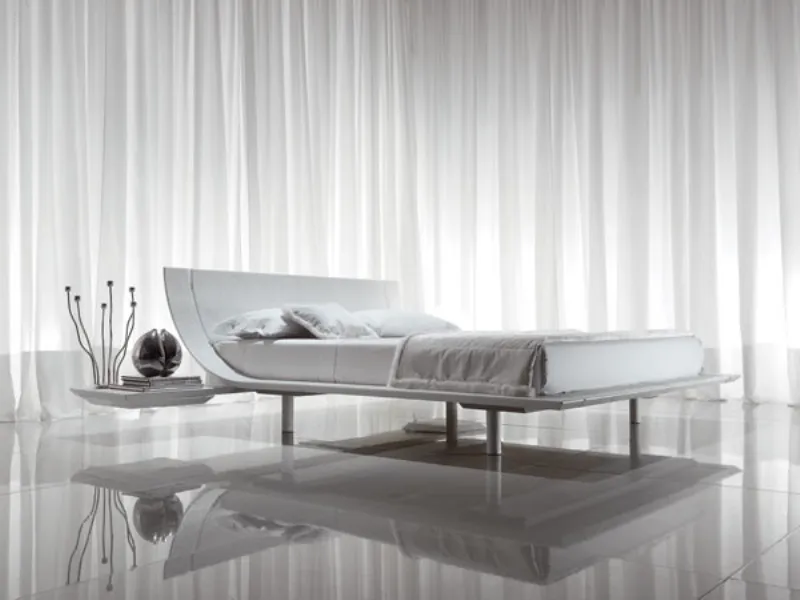 letto matrimoniale con struttura ricurva bianca e tavolino-comò integrato, biancheria total white