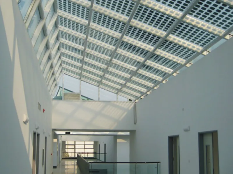 Tetto edificio con pannelli fotovoltaici