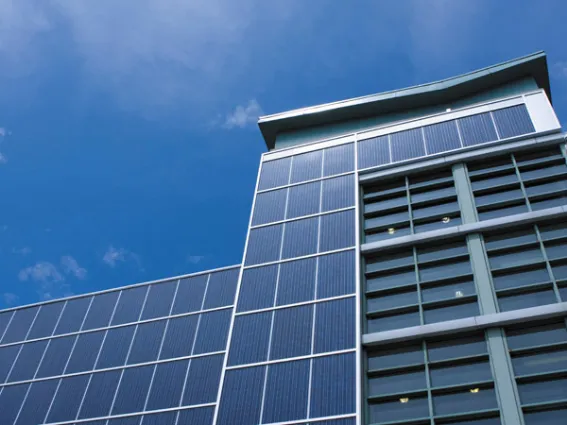 Palazzo con pannelli fotovoltaici