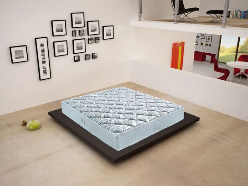 materasso matrimoniale su struttura a futon marron scuro in stanza da letto design con fotografie in bianco e nero incorniciate al muro