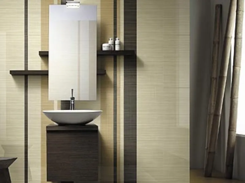 parete con decorazioni geometriche nei toni naturali del corda e del marrone, lavabo bianco con mobile in legno scuro,