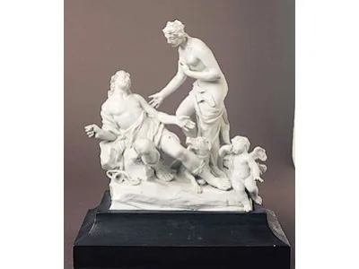 Statua bianca con piedistallo in legno