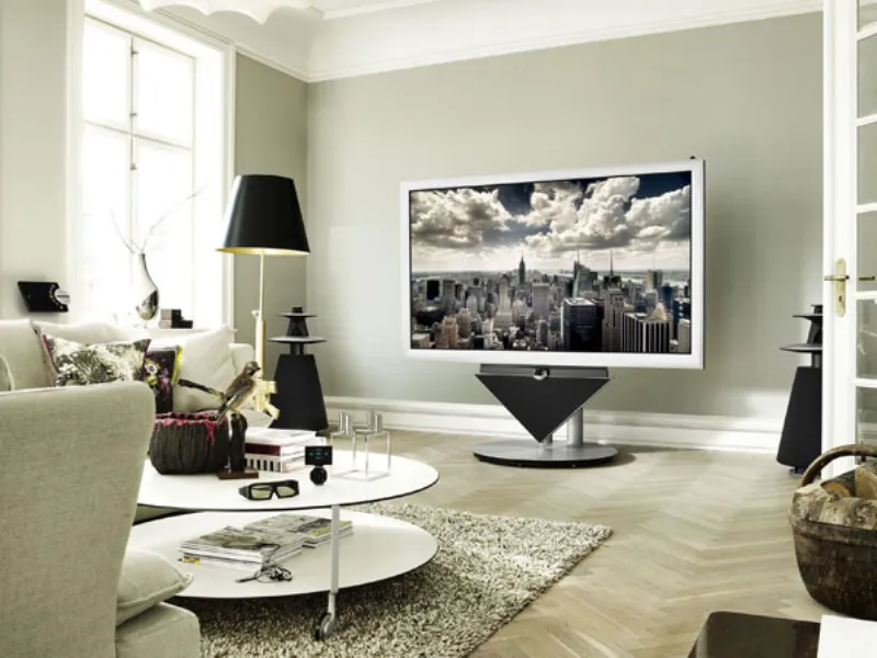 panoramica spazio living dai toni salvia e panna con schermo tv