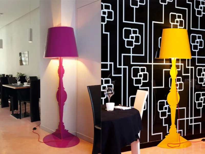 Due paralumi da parete, fucsia e giallo, con piantana aderente alla parete che completa l'effetto abat-jour