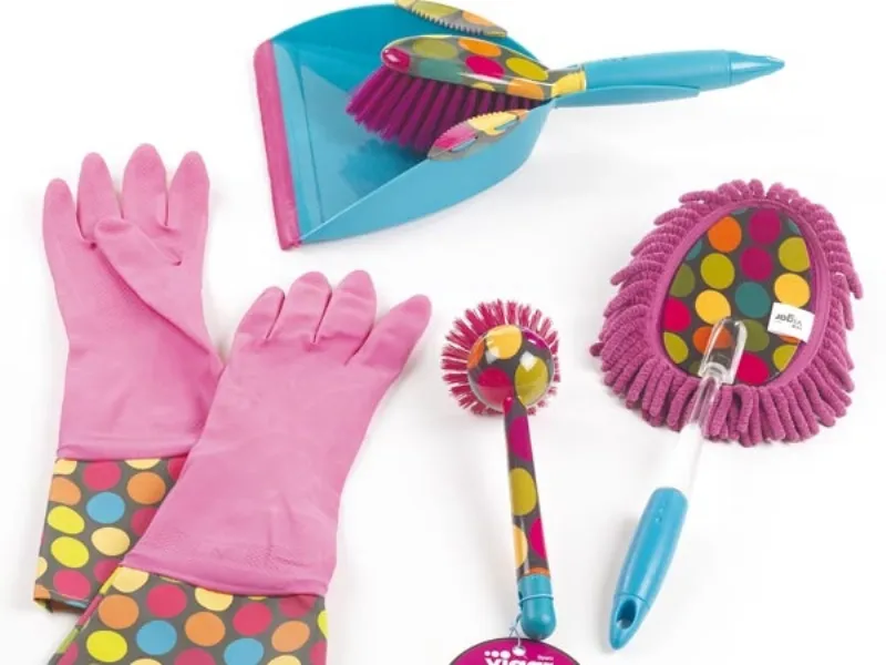 Accessori colorati per la pulizia della casa