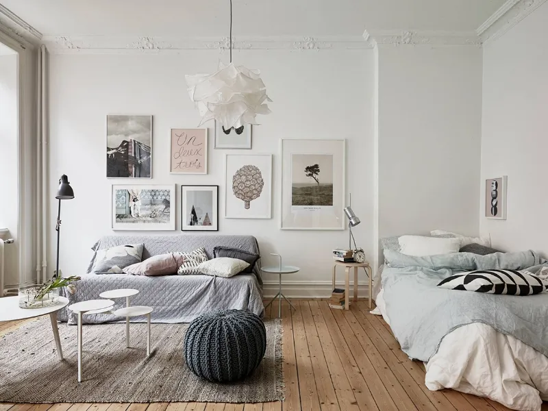 Il total white mette in risalto il parquet