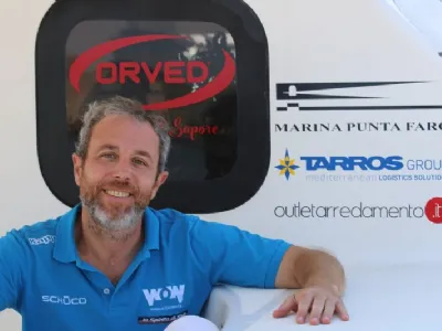 Andrea Stella a bordo del suo catamarano