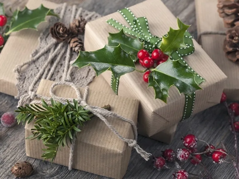 Pacchi Natale con agrifoglio