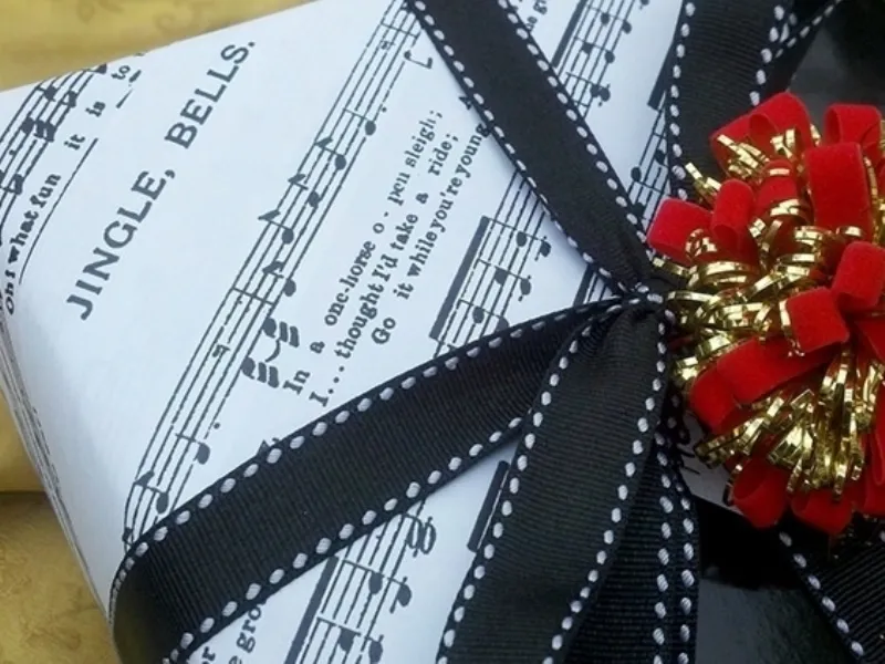 Pacchetto con spartito musicale