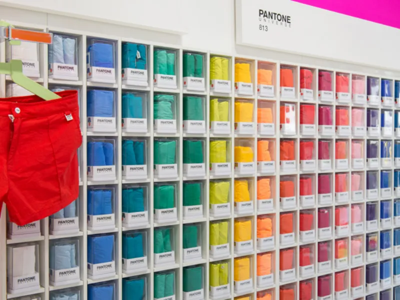 negozio pantone milano