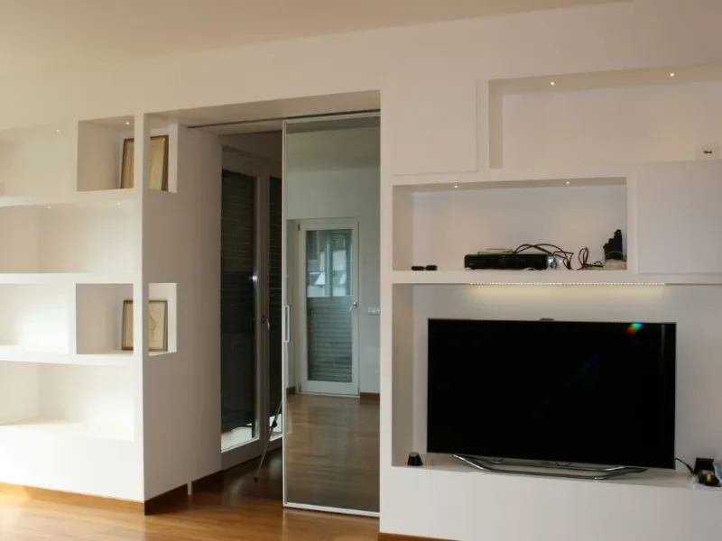 Parete attrezzata in cartongesso con predisposizione per la TV