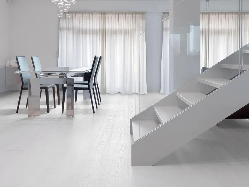 Parquet spazzolato bianco coprente in listoni di Rovere Europeo nella scelta Select di Cadorin 