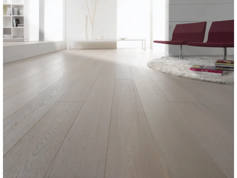 Parquet rovere sbiancato per una stanza luminosa