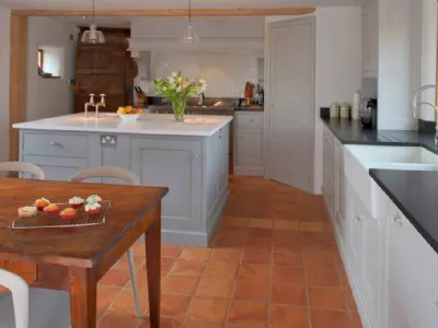 Cucina con isola centrale, mix cromatici