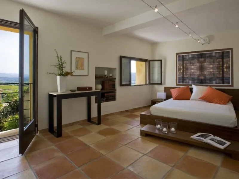 Camera da letto minimalista e pavimento in cotto: grande impatto visivo