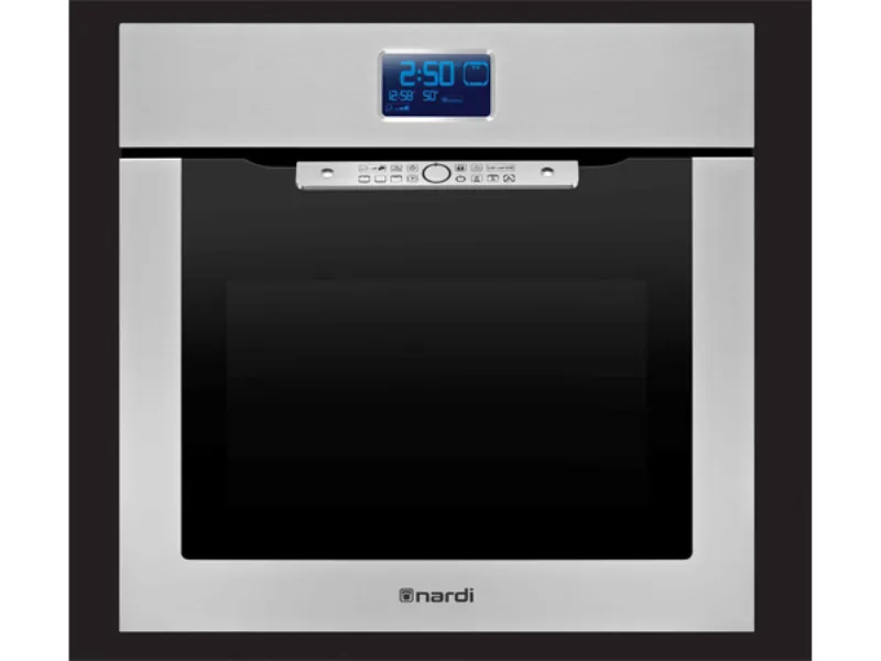 visione frontale del forno chiuso con bordo in acciaio co display