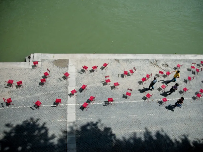 veduta dall'alto di sedie da regista rosse su fondamenta