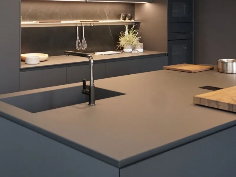 Sistema brevettato HiD™, per cotture a induzione integrato nel piano in Fenix, di Ernestomeda