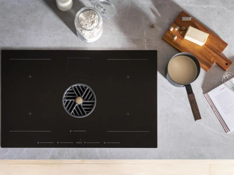 Piano cottura a induzione in vetroceramica con cappa integrata P804ICH2M37NT di Bertazzoni