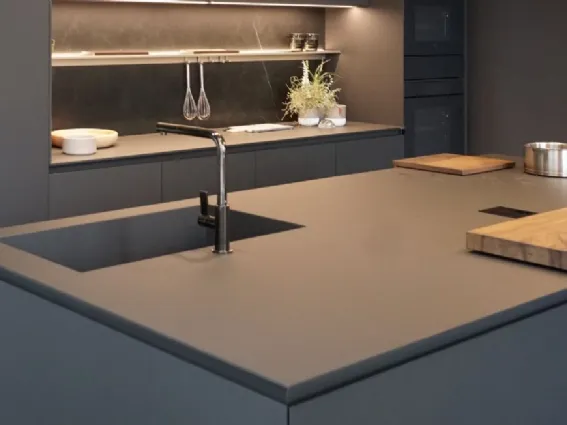 Sistema brevettato HiD™, per cotture a induzione integrato nel piano in Fenix, di Ernestomeda