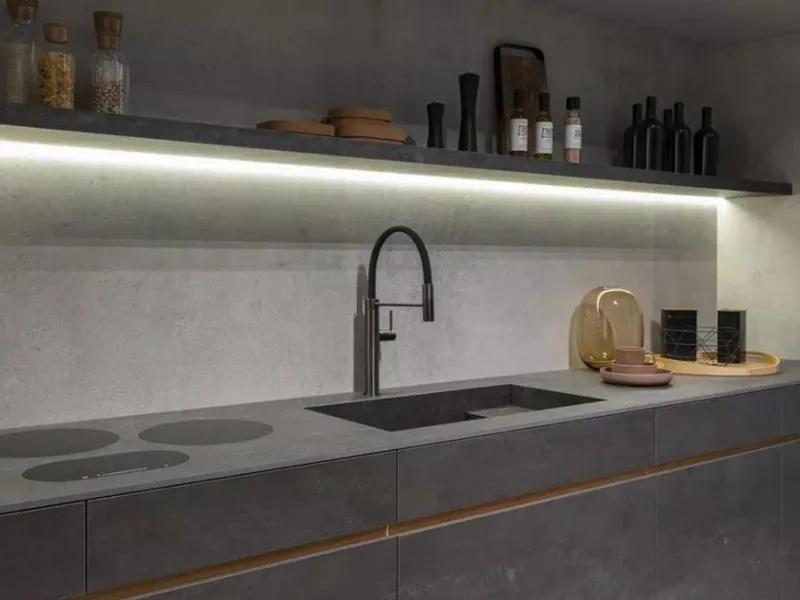 Top della collezione Metal burnished, metallo brunito, by Florim 