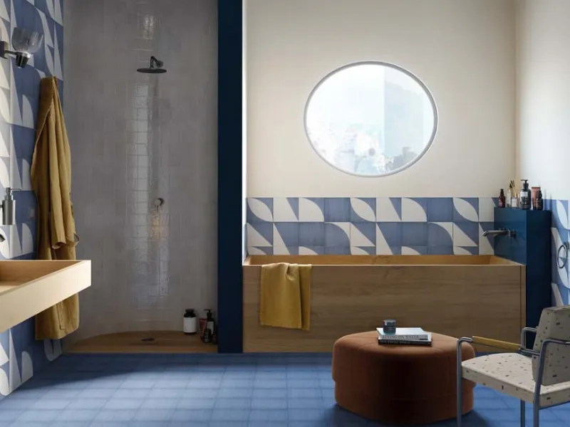 Marazzi rivestimenti bagno: M5S0 Crogiolo Zellige Gesso, M8R7 Crogiolo Scenario Blu, M7GR Grande Resin Look Bianco Satin, M8RJ Crogiolo Scenario Decoro Mix Blu
