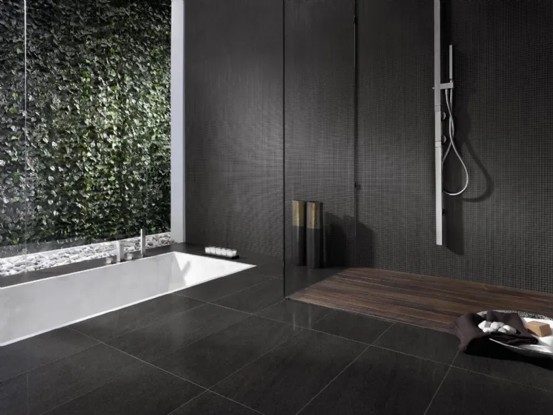 Bagno con piastrelle scure