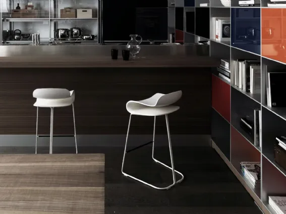 Sinuosi ed ergonomici gli sgabelli BCN Slide Base di Kristalia