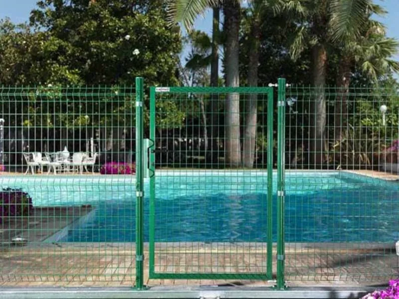 piscina con recinzione