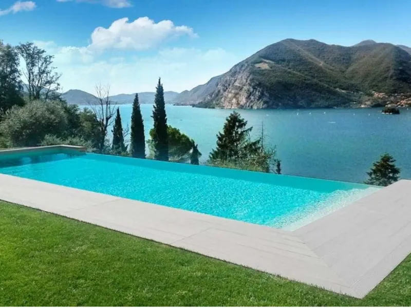 Piscina a sfioro di Franzoni Piscine