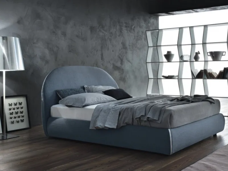 camera con parete scura e letto Toledo Doimo