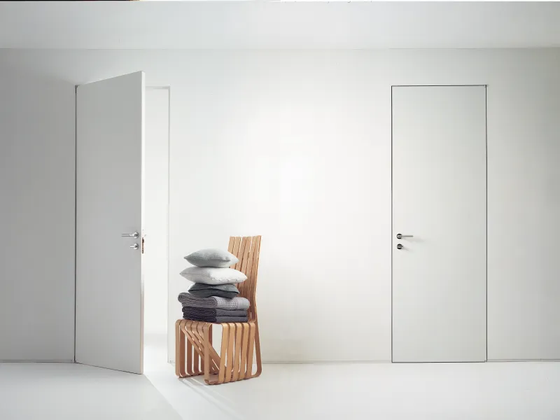 Porta semi aperta marrone