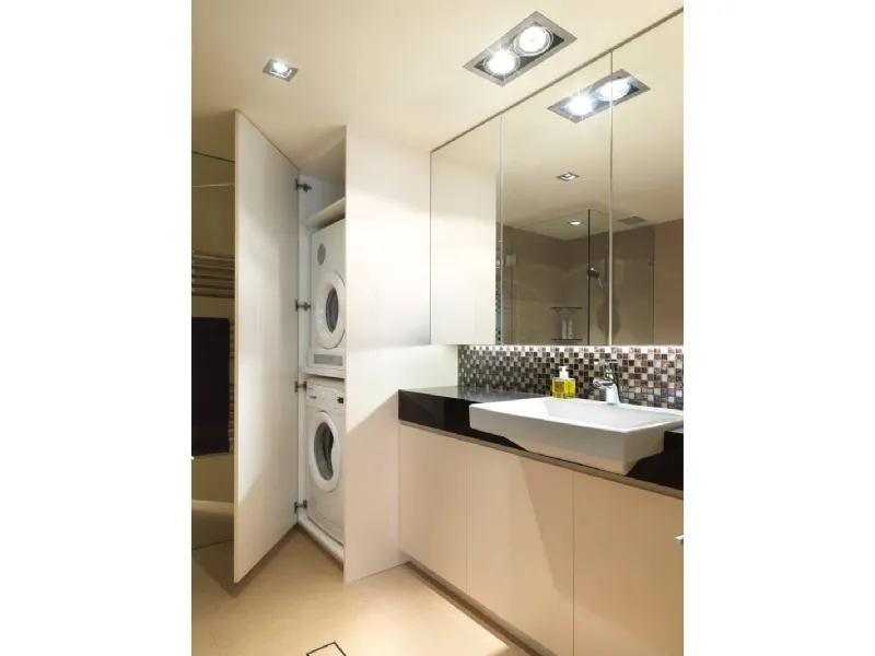 Bagno piccolo e stretto con lavatrice