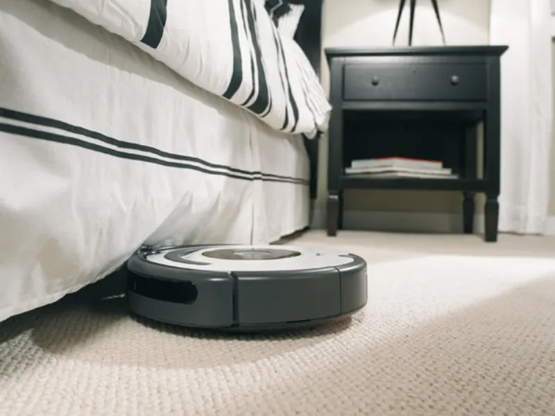 aspirapolvere i robot roomba in azione