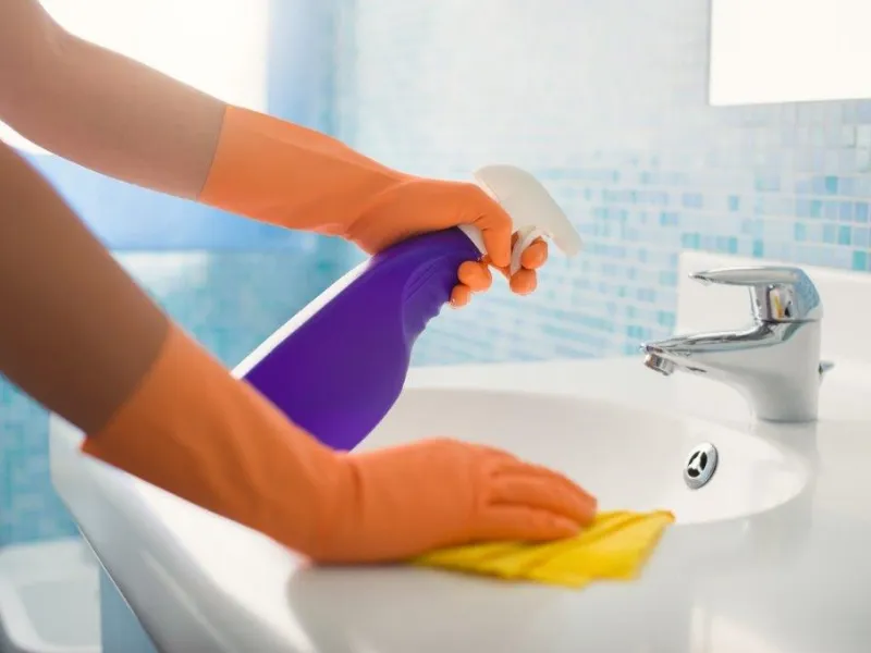 I giusti prodotti per un lavabo splendente