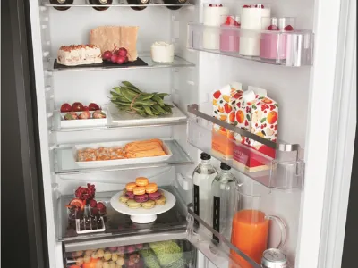 interno frigorifero con alimenti