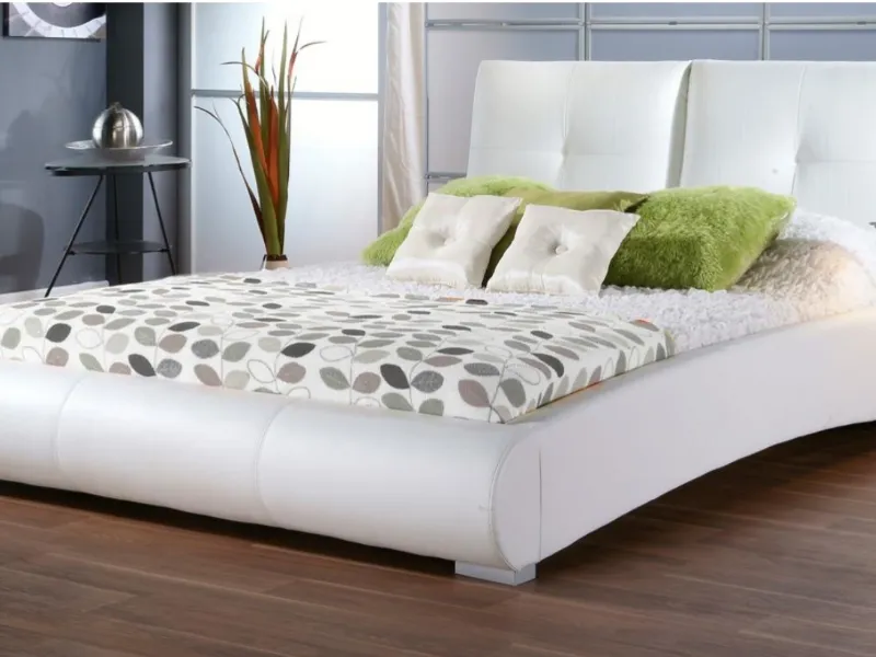 letto in pelle bianca