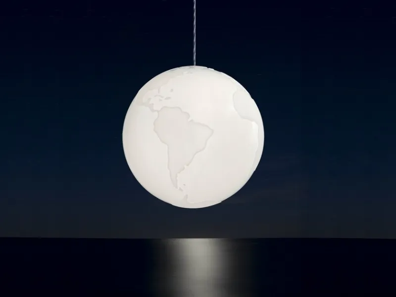 Planet Earth di Formagenda è in poliuretano bianco