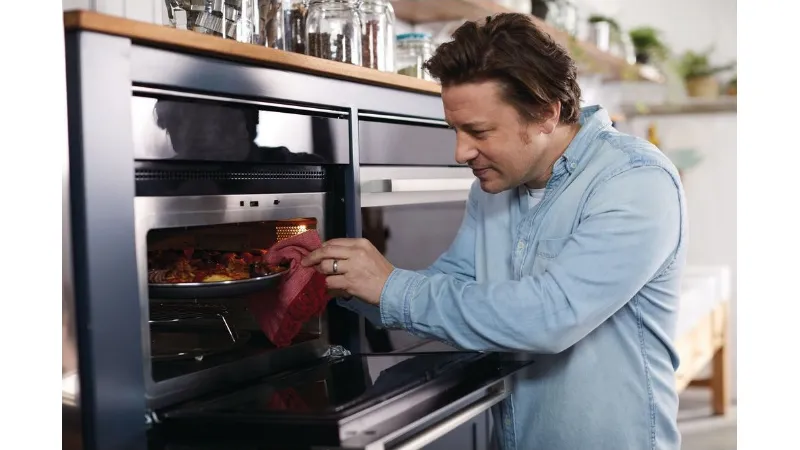 Un forno a microonde combinato da incasso Hotpoint Ariston