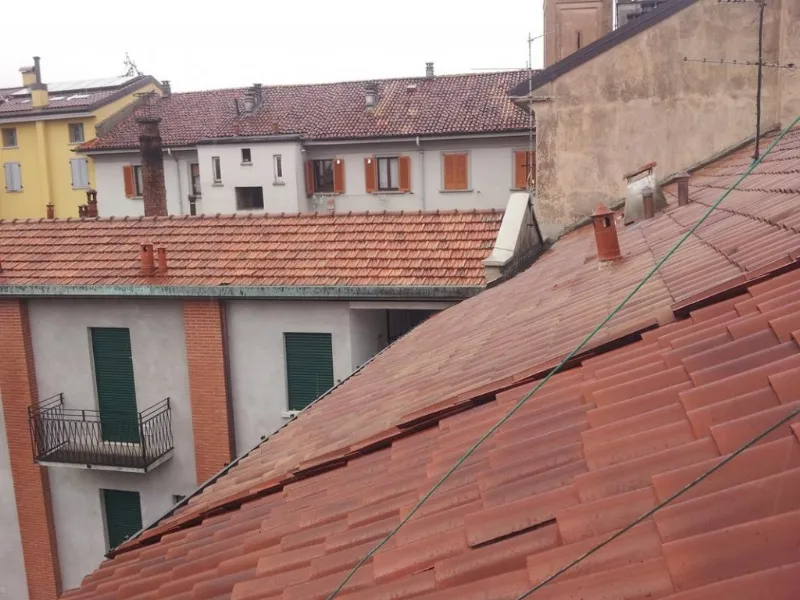 Il rifacimento del tetto condominiale va pagato da ogni condomino. In foto una opera dell’impresa Edilienco