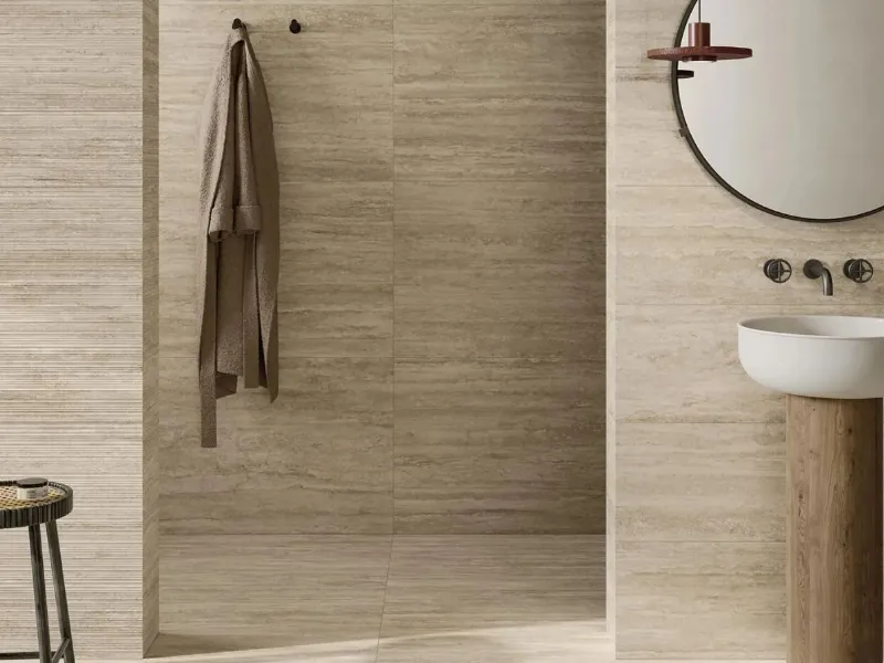 Pavimento/rivestimento in gres porcellanato a tutta massa effetto travertino collezione New Classic di Pastorelli
