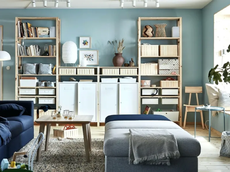 Una composizione con scaffali del sistema Ivar di Ikea