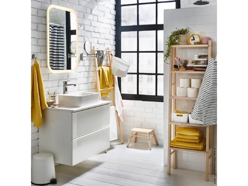 Lo scaffale Vilto Ikea è in delicata ma resistente betulla
