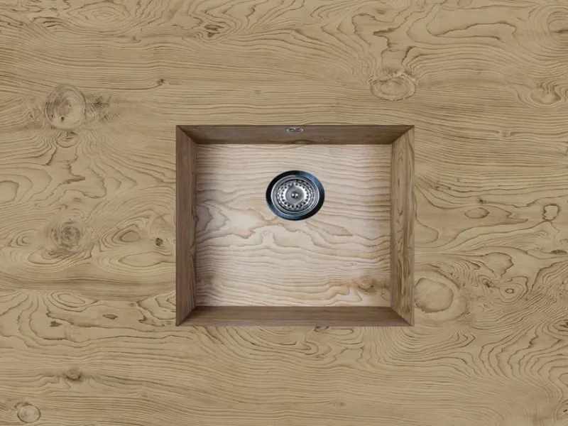 Un lavello in gres effetto legno, da Minunco Stone Design