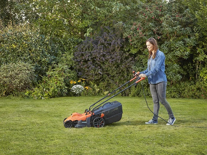 Il rasaerba a filo Black+Decker 1400W con impugnatura bike