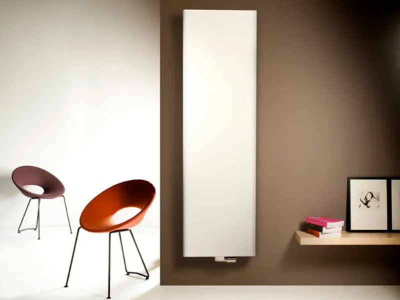 Radiatore bianco essenziale da parete