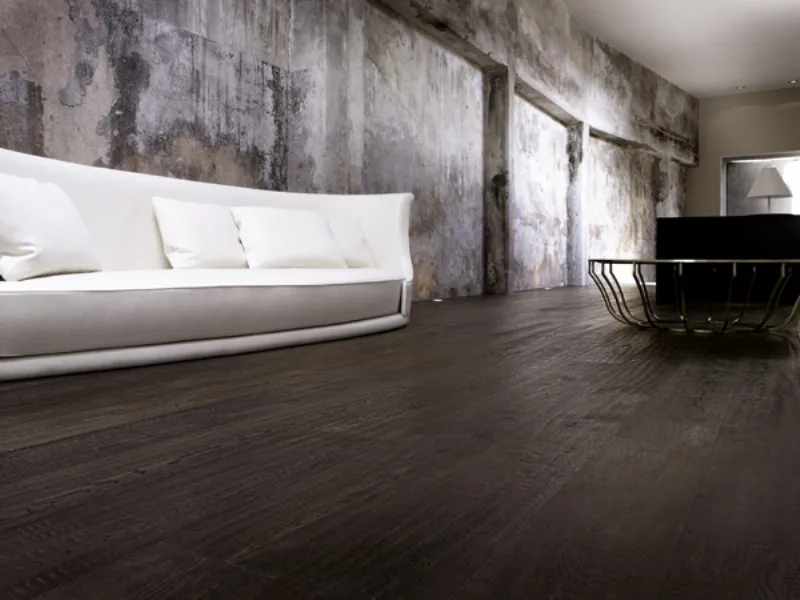 parquet e divano bianco