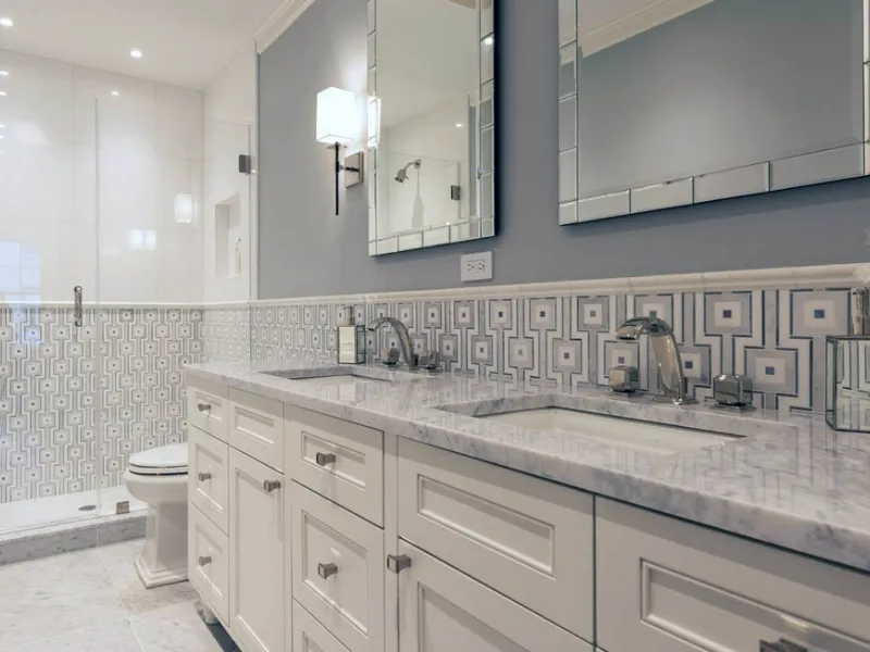 Bagno dalle linee classiche in toni di grigio, Martini