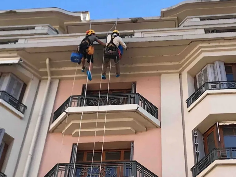 Ripristino del cornicione di un palazzo